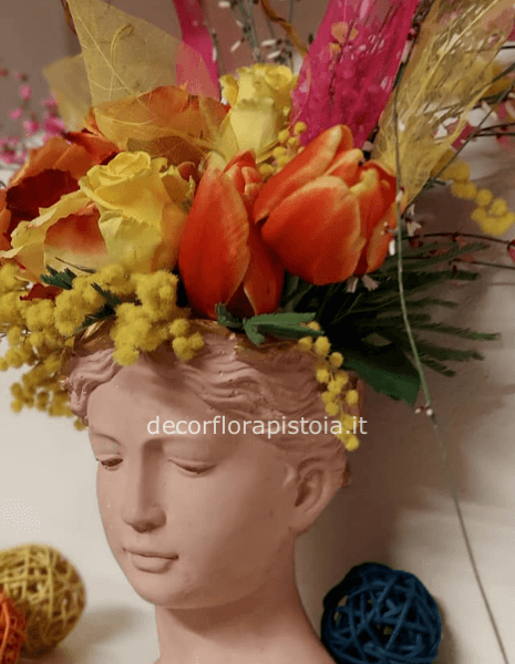 testa con fiori