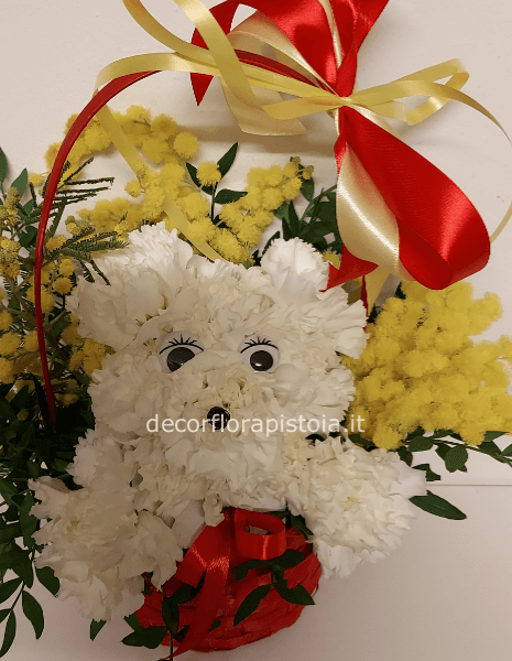 Cagnolino in cesto con mimosa