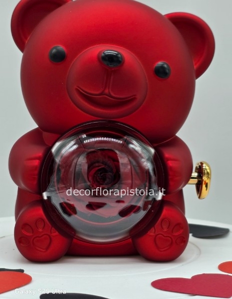 Orsacchiotto con rosa stabilizzata e ciondolo