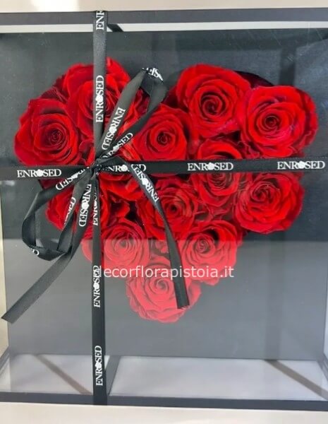 Cuore di 13 rose rosse stabilizzata in scatola elegante di plexiglas