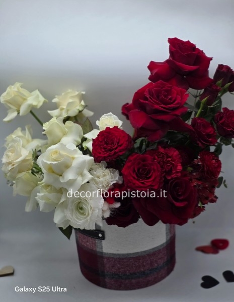Scatola grande con fiori misti rosso e bianco